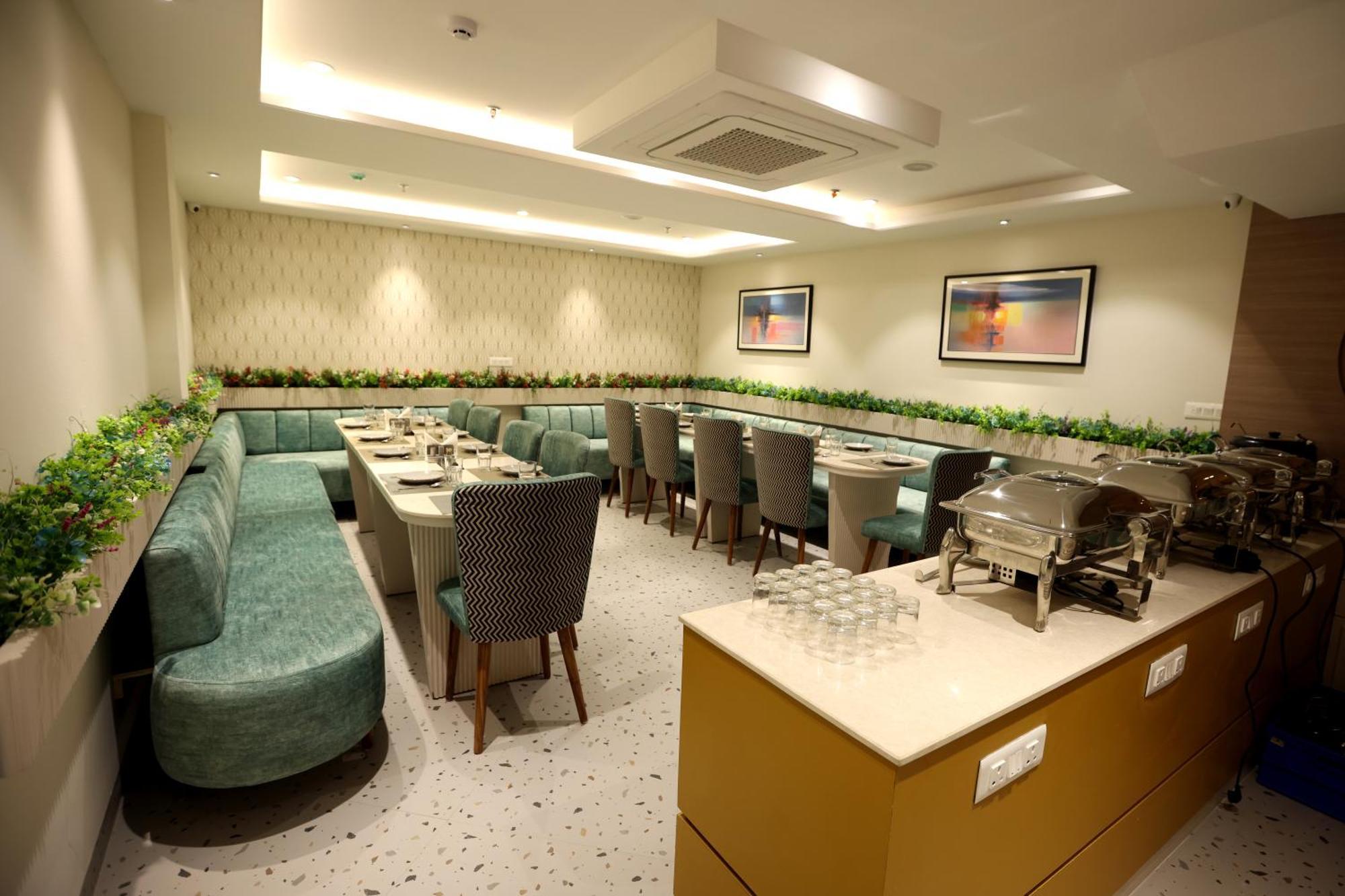 Hiraya Hotels Mohali エクステリア 写真