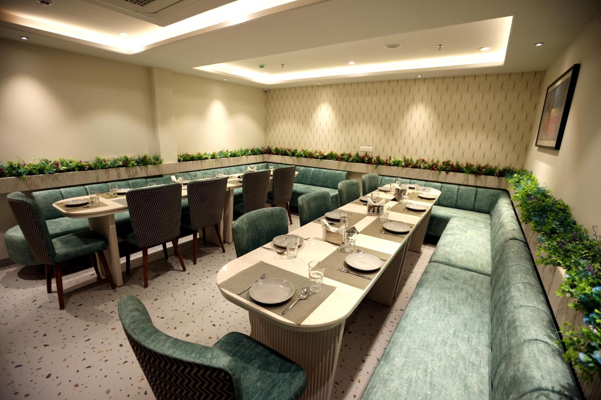 Hiraya Hotels Mohali エクステリア 写真