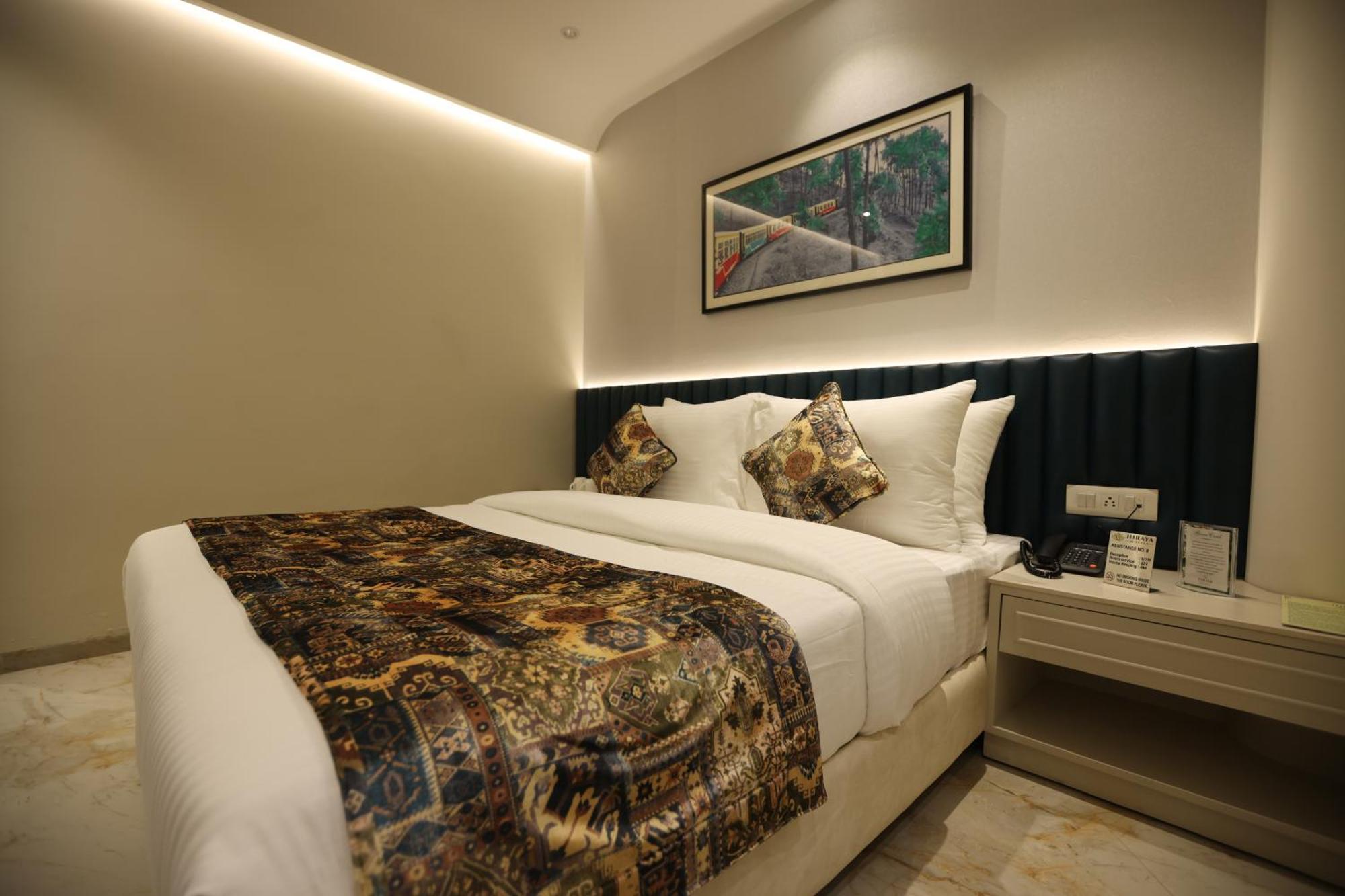 Hiraya Hotels Mohali エクステリア 写真