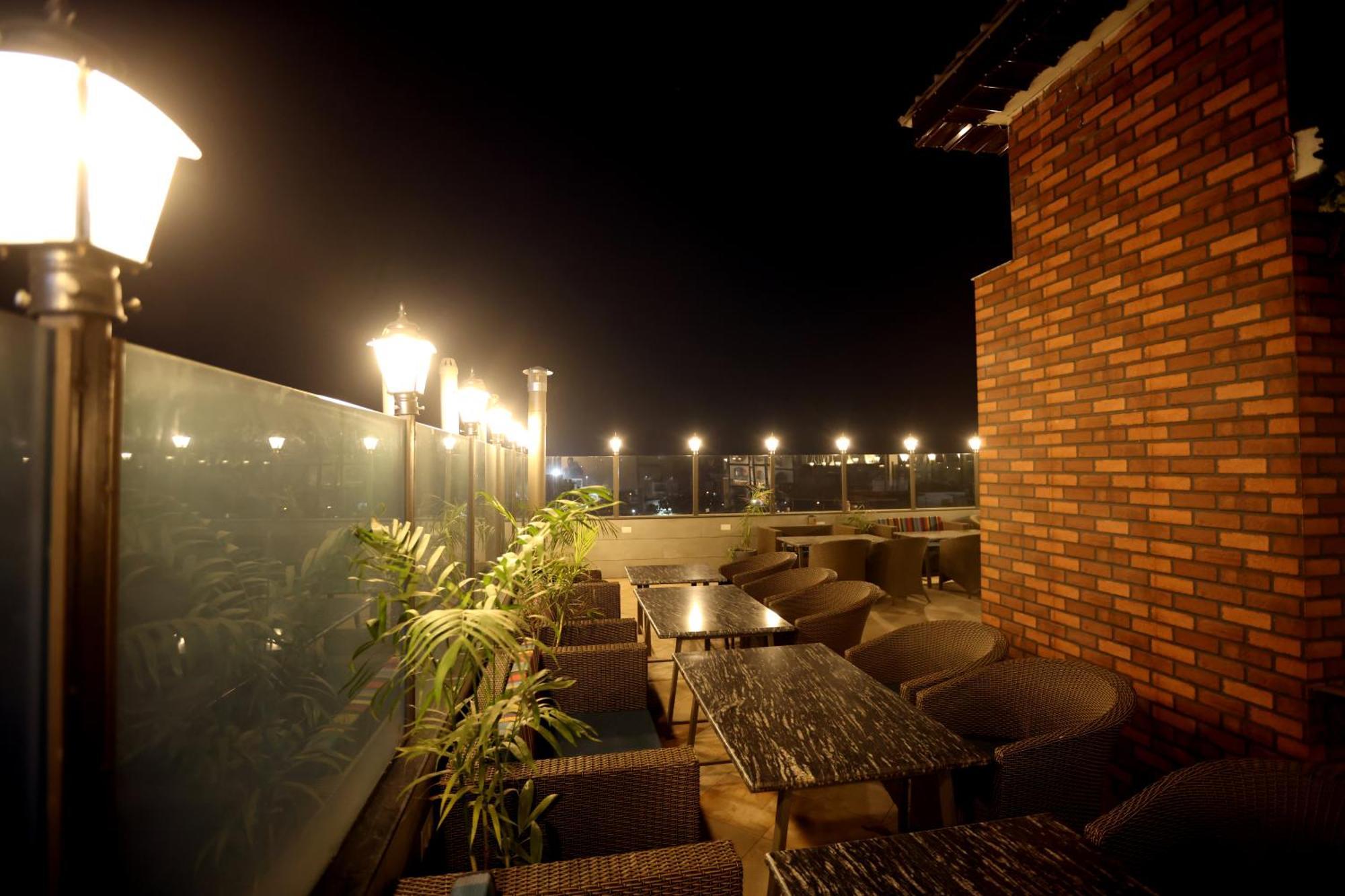 Hiraya Hotels Mohali エクステリア 写真